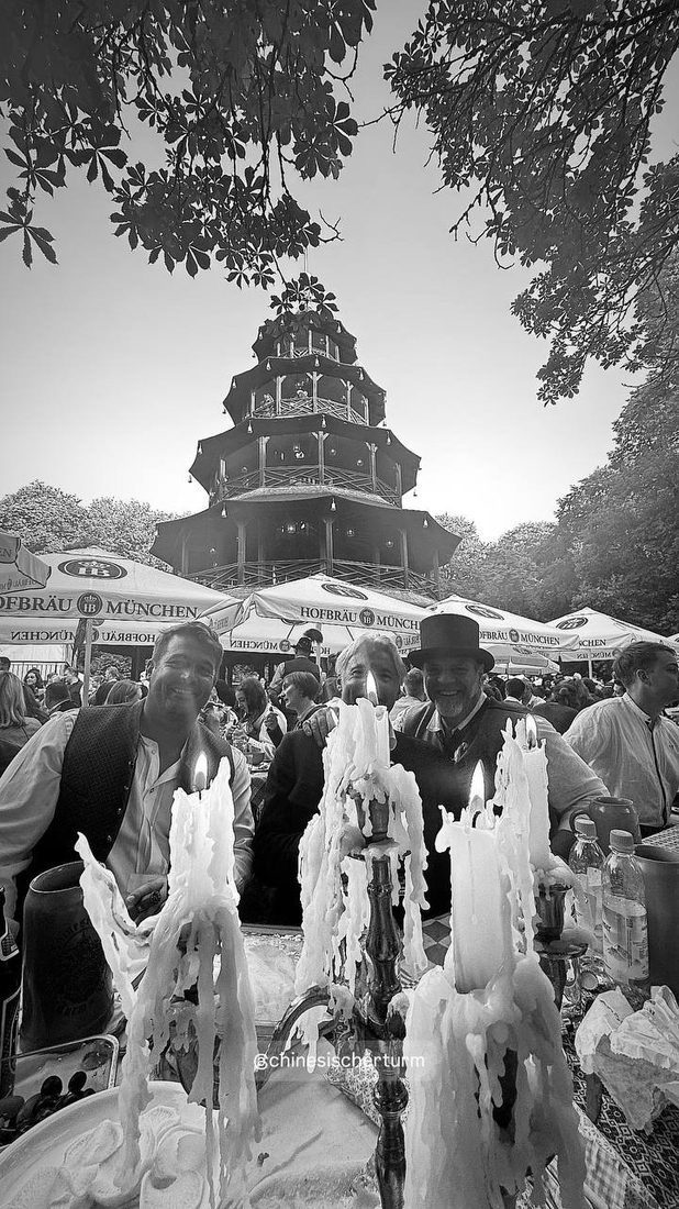 Kerzenleuchter am Tisch vor dem Chinesischen Turm beim Kocherlball, Schwarzweiß