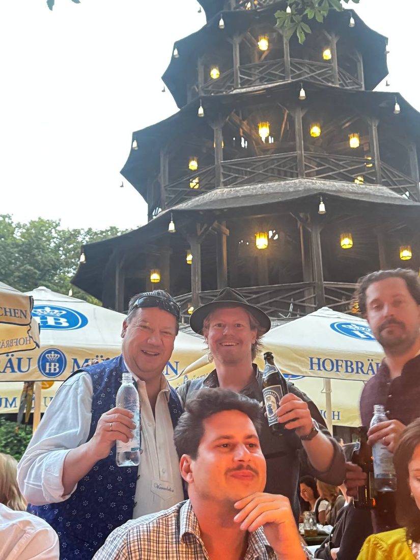Der beleuchtete Chinesische Turm in der Morgendämmerung beim Kocherlball